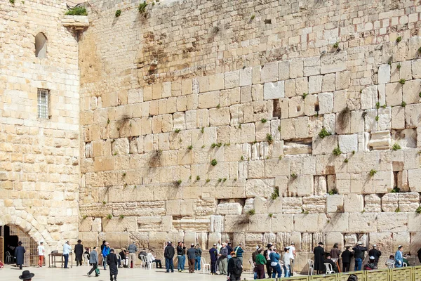 JERUSALEM, ISRAEL - 17 FÉVRIER 2013 : Des personnes prient près de Weste — Photo