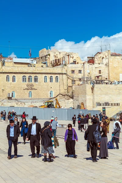 Jerusalem, Israël - 17 februari 2013: Mensen bidden in de buurt van Weste — Stockfoto