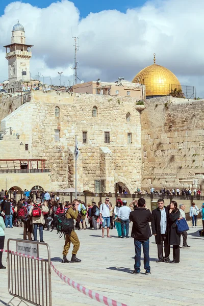 JERUSALEM, ISRAEL - 17 FÉVRIER 2013 : Des personnes prient près de Weste — Photo