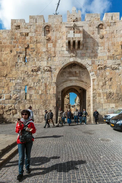 JERUSALEM, ISRAEL - FEVEREIRO 20, 2013: Turistas caminhando perto de Lio — Fotografia de Stock