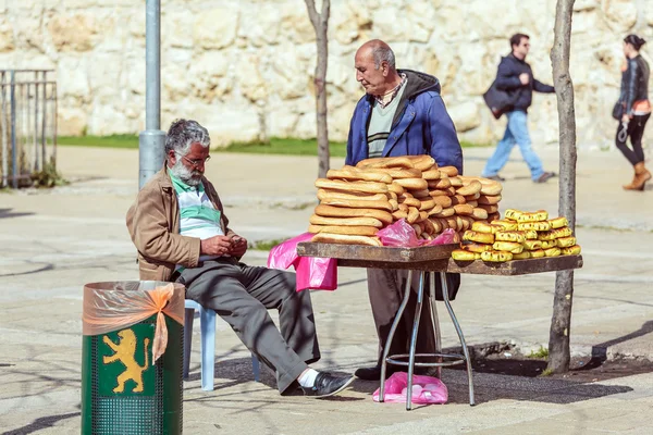 JERUSALEM, ISRAEL - FEVEREIRO 20, 2013: Bread street vendor chatt — Fotografia de Stock