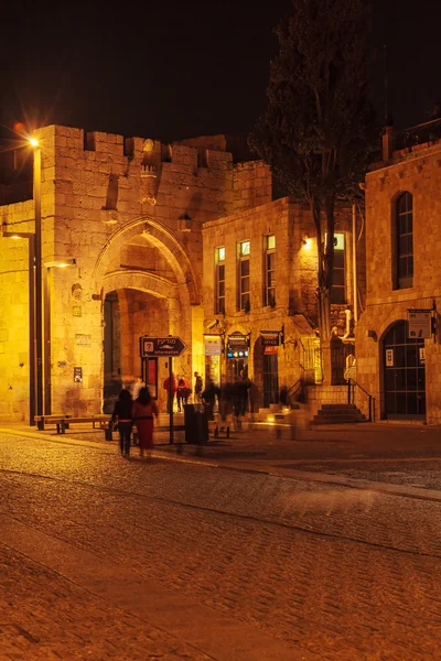 JERUSALEM, ISRAEL - FEBRUARY 17, 2013: Tourists walking near Jaf — Stock Photo, Image