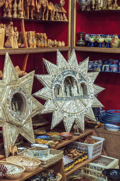 BETHLEHEM, ISRAEL - 19 DE FEBRERO DE 2013: Paredes de la tienda de souvenirs wi — Foto de Stock