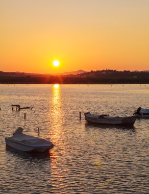 Tekneler, Corfu ile günbatımı manzara