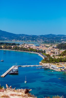 Marina Yat, Corfu şehir ile