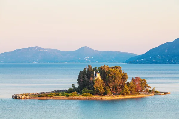 Kolostor a Pontikonisi-szigetre, Korfu, Görögország — Stock Fotó