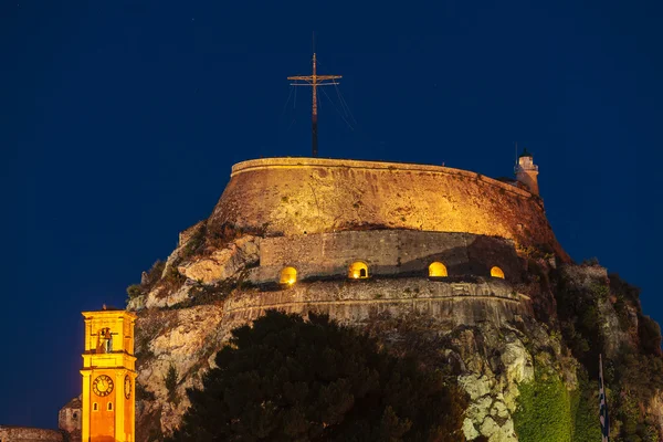 Vista nocturna de la antigua fortaleza iluminada, Corfú i — Foto de Stock