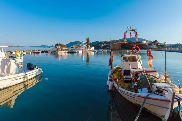 Boote im kleinen Hafen in der Nähe des Klosters Vlacherna, kanoni, Korfu, g — Stockfoto