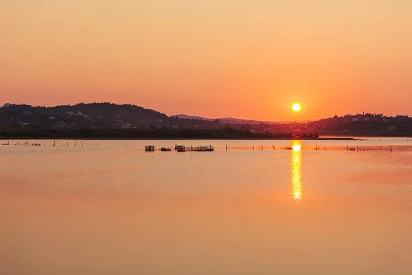 Zachód słońca sceny z rybackich sieci, Kanoni, Korfu, Grecja — Zdjęcie stockowe