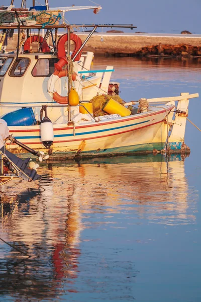 Barche in piccolo porto vicino al monastero Vlacherna, Kanoni, Corfù, G — Foto Stock