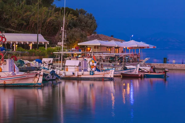 Boote im kleinen Hafen in der Nähe des Klosters Vlacherna, kanoni, Korfu, g — Stockfoto