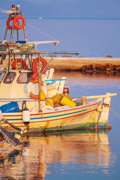 Barcos en puerto pequeño cerca del monasterio de Vlacherna, Kanoni, Corfú, G —  Fotos de Stock