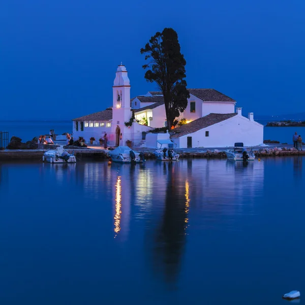 Noche de luna llena escena del monasterio de Vlacherna y Pontikonisi isl — Foto de Stock