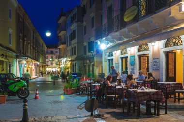 Corfu, Yunanistan - 12 Temmuz 2011: Yerli insanlar ve turistik yürüyüş