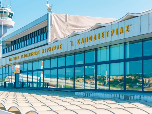 CORFU, GRECIA - 30 DE JUNIO DE 2011: Moderno edificio del aeropuerto de Kerkyra — Foto de Stock