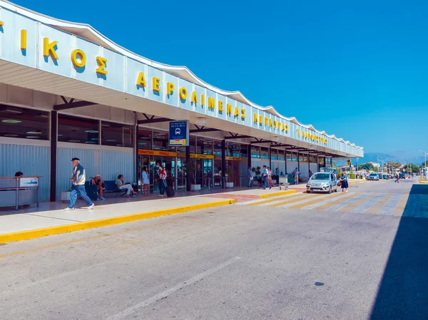 CORFU, GRECIA - 30 GIUGNO 2011: Moderno edificio dell'aeroporto di Kerkyra — Foto Stock