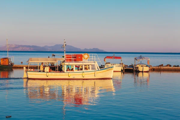 Korfu, griechenland - 3. juli 2011: boote im kleinen hafen bei vlacher — Stockfoto