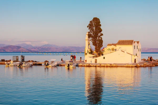 CORFU, GREECE - JULY 3, 2011: Tourists walking around Vlacherna — Stock Photo, Image