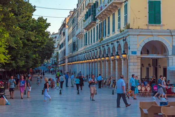 CORFU, GRECIA - 6 LUGLIO 2011: Vita notturna di Liston, promena principale — Foto Stock