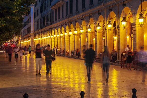 CORFU, GRECIA - 6 de julio de 2011: Vida nocturna de Liston, principal paseo marítimo — Foto de Stock