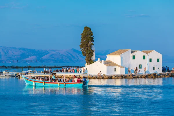 Corfu, Griekenland-9 juli 2011: toeristen rond Vlacherna wandelen — Stockfoto