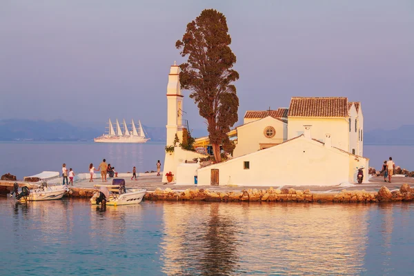 CORFU, GRECIA - 11 de julio de 2011: Turistas caminando por Vlacherna —  Fotos de Stock