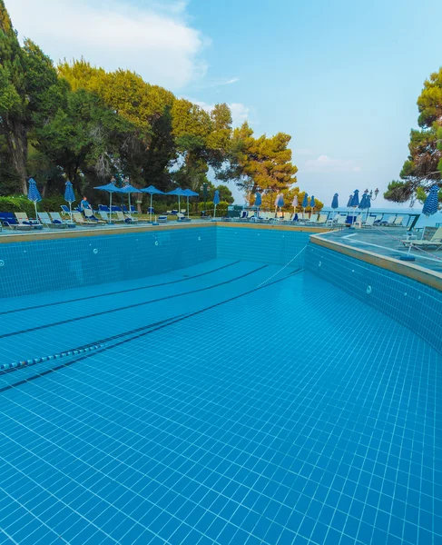 CORFU, GRECIA - 12 de julio de 2011: Piscina vacía del hotel — Foto de Stock