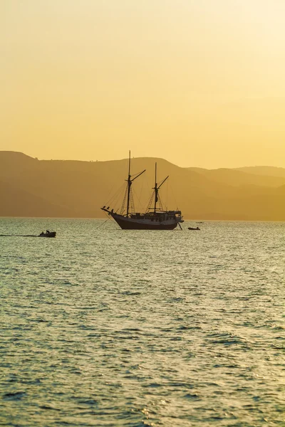 Pôr-do-sol oceano com barco — Fotografia de Stock