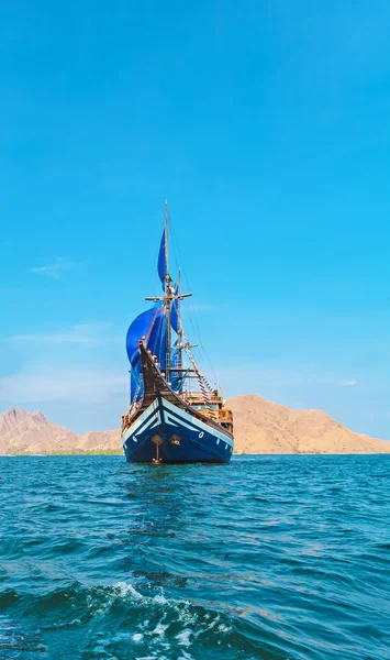 青い帆とヴィンテージの木造船 — ストック写真