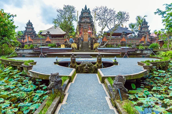 Lotustempel mit Teich, Ubud, Bali — Stockfoto