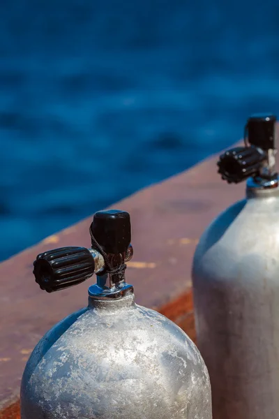 Tüplü dalış teknesinde basınçlı hava tankları — Stok fotoğraf