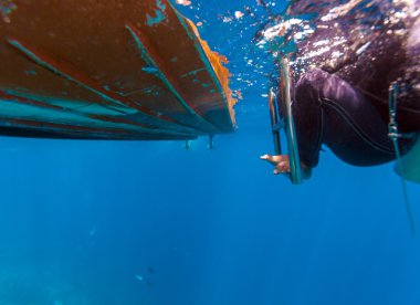 Tekne içine tırmanma dalgıçlar