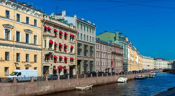 Edificio típico de época a lo largo de los canales, San Petersburgo — Foto de Stock