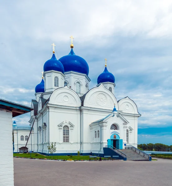 Holy Bogolyubovo Monastery with Cathedral of the Bogolyubskaya I — Stock Photo, Image