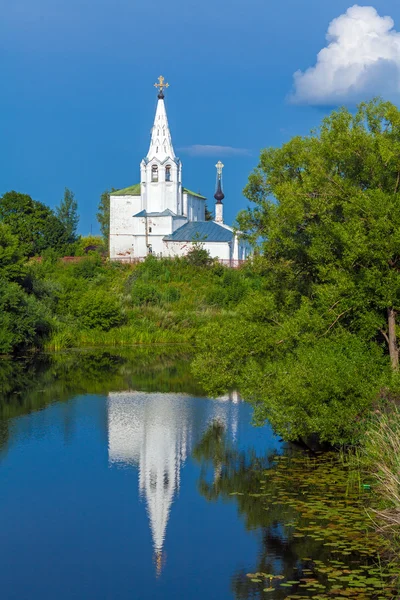 Wunderschöne Landschaft mit den Heiligen Kosmas und Damian Kirche (1725), — Stockfoto