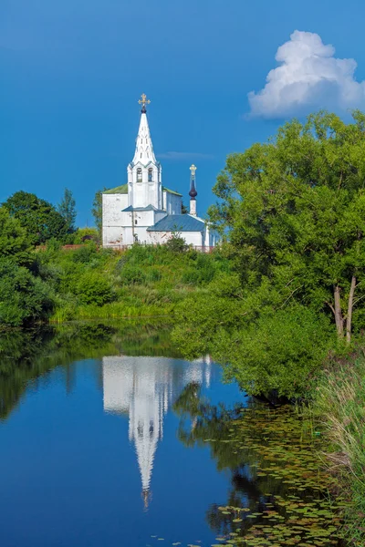 Wunderschöne Landschaft mit den Heiligen Kosmas und Damian Kirche (1725), — Stockfoto