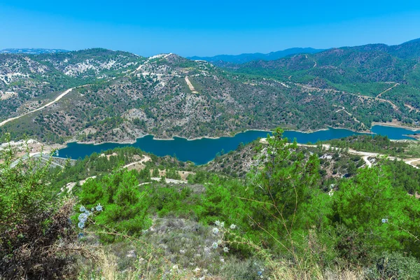 Kouris ダム貯水池、キプロスで — ストック写真