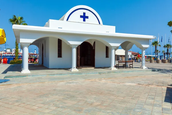 Ayia Napa Stadtstrand und orthodoxe Kirche — Stockfoto