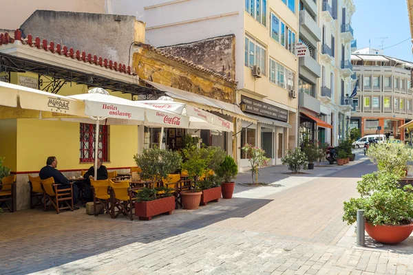 Athene, Griekenland-juni 08, 2009: inheemse mensen die koffie drinken in — Stockfoto