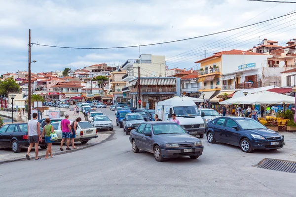 NEOS MARMARAS, GREECE - JUNE 13, 2009: Busy traffic with autos a — Stock Photo, Image