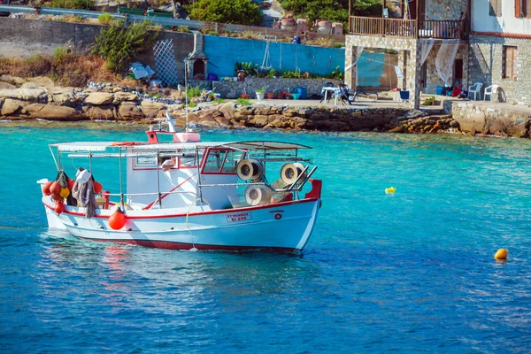 Ouranopolis, Grekland-juni 05, 2009: fiskebåt i Bay nära på — Stockfoto