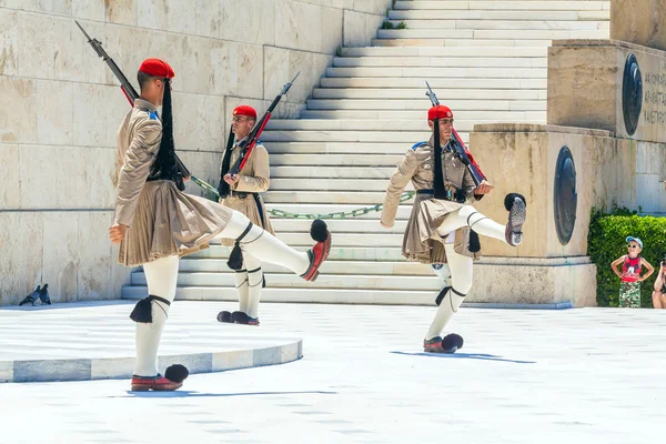 ATENAS, GRECIA - 08 DE JUNIO DE 2009: La ceremonia del cambio de guardia — Foto de Stock