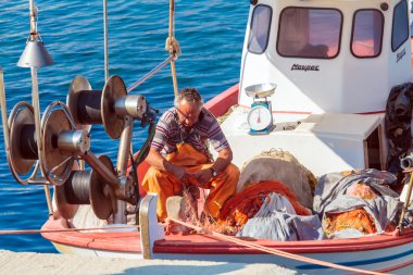 Ouranopolis, Yunanistan - 05 Haziran 2009: Yerli balıkçı onun kontrol 