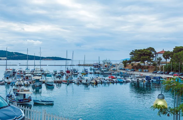 Neos Marmaras, Grekland-13 juni 2009: små yachter i Marina — Stockfoto