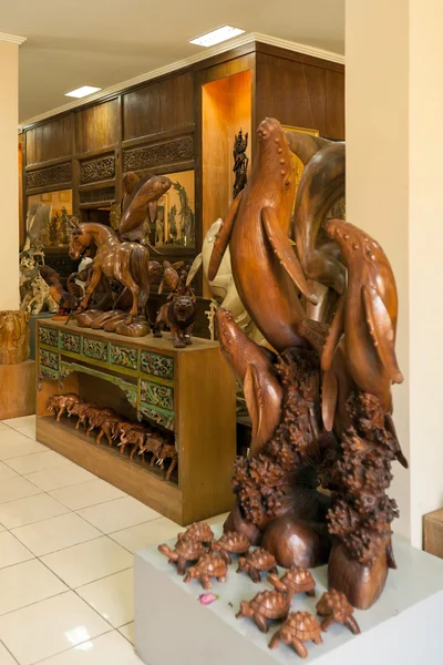 Ubud, Indonesië-29 augustus 2008: gebeeldhouwde houten standbeelden in souv — Stockfoto