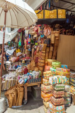 Ubud, Endonezya - 29 Ağustos 2008: Dokuma hasır ve çanta sho