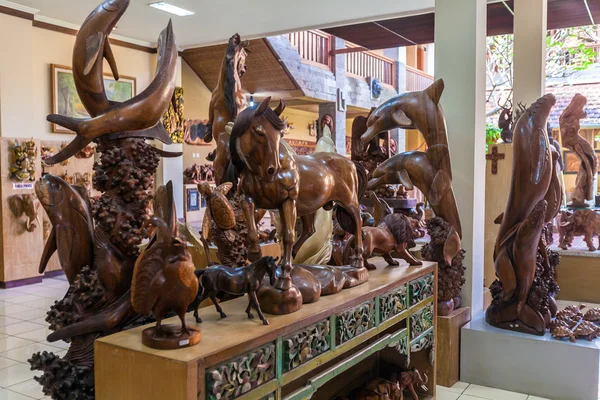 UBUD, INDONESIA - 29 de agosto de 2008: Estatuas de madera tallada en souv — Foto de Stock