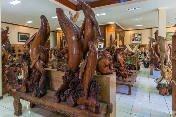 UBUD, INDONESIA - 29 de agosto de 2008: Estatuas de madera tallada en souv — Foto de Stock