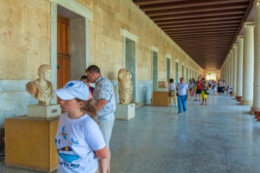 Atina, Yunanistan - 08 Haziran 2009: turist Yunan heykel gösterilen