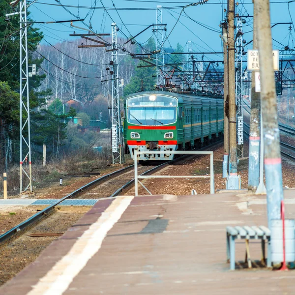 Treno passeggeri suburbano russo in arrivo alla stazione — Foto Stock